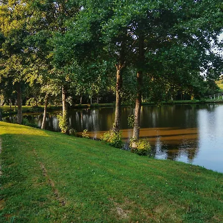 Au Domaine Du Mesnil *